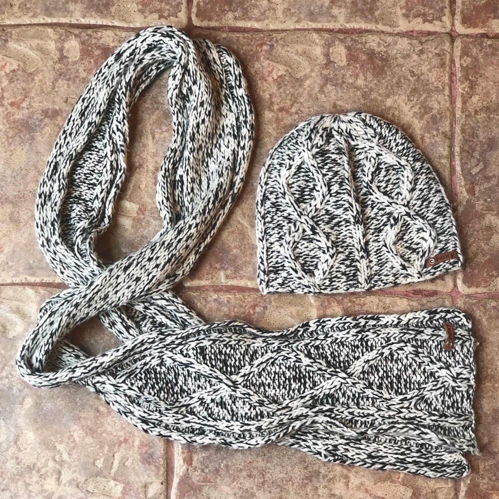 ROXY knitted beanie and scarf set